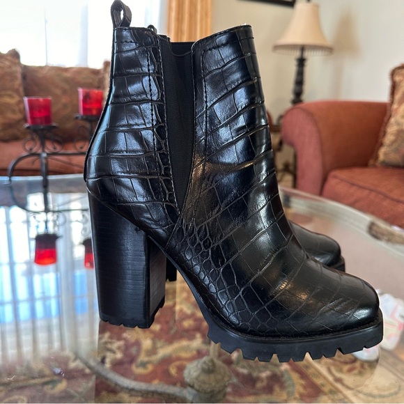 Steve Madden Ladon Black Crocodile Platform Ankle Boots - Picture 2 of 7